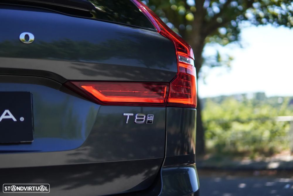 Volvo XC 60 2.0 T8 PHEV Momentum Plus AWD - 24