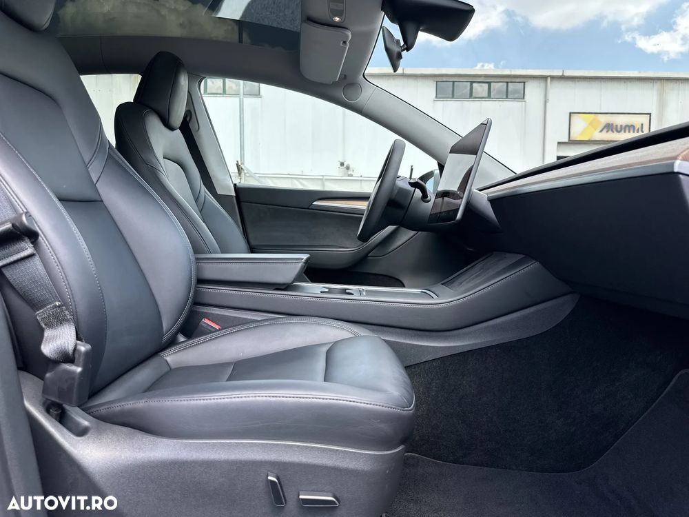 Tesla Model Y - 12
