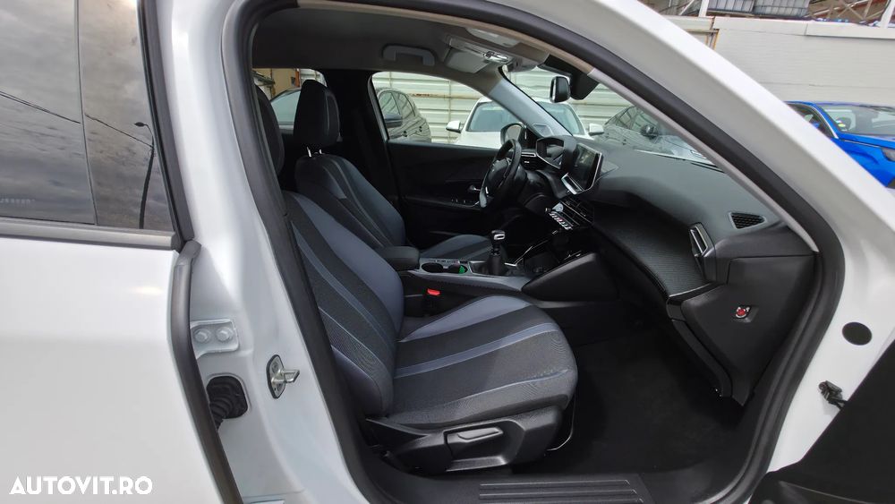 Peugeot 2008 1.2 L PureTech STT Allure - 18