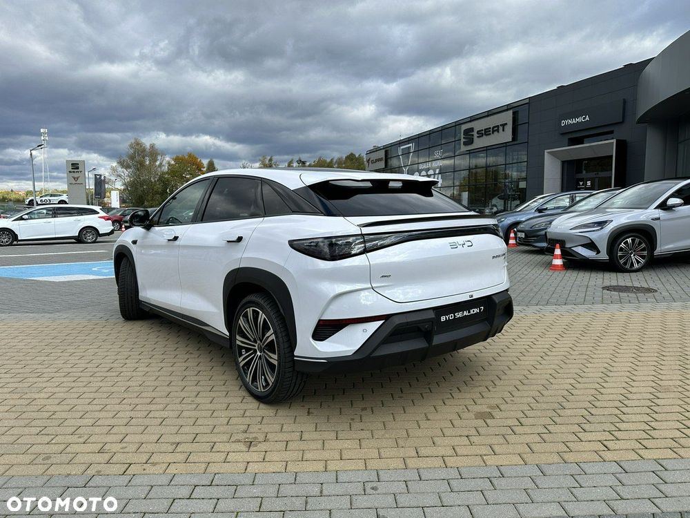 BYD Sealion 7 - 9