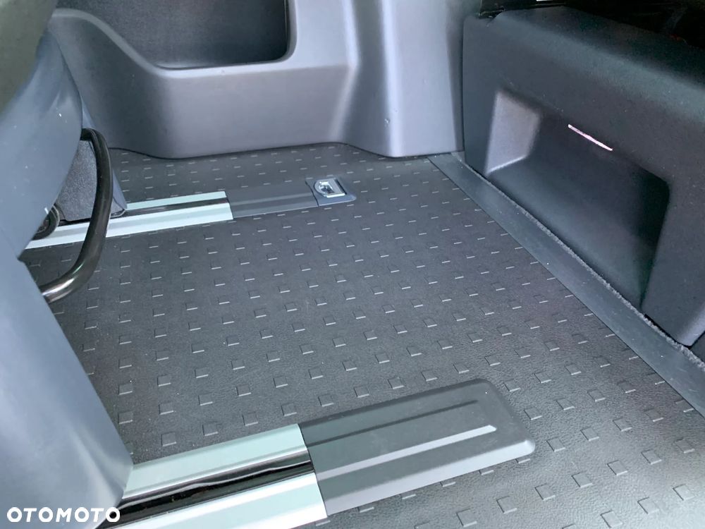 Volkswagen TRANSPORTER T6.1, DSG 4Motion, T6 4x4 plus reduktor napędów, Model BULLY MULTIVAN DELUX ORYGINAL, Światła LED, Fotele obracane kapitańskie, Dynamiczne zawieszenie komfortowe, 3 strefowa klimatyzacja, Felgi specjalne, Pakiet akustyczny, Stolik CAMPER - 37