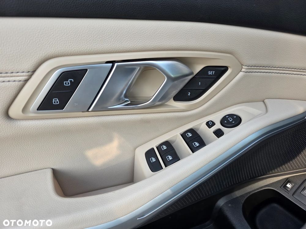 BMW Seria 3 330e xDrive M Sport - 8