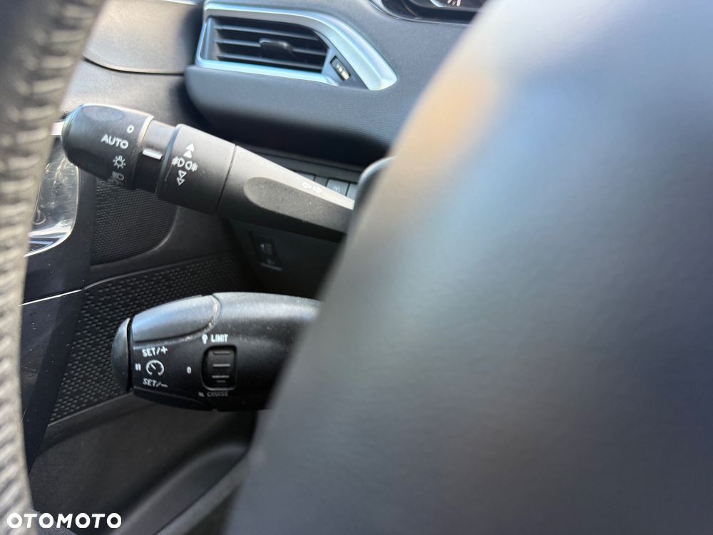 Peugeot 208 - 25