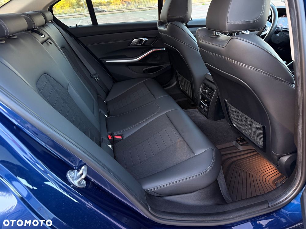 BMW Seria 3 330i xDrive Sport Line - 17