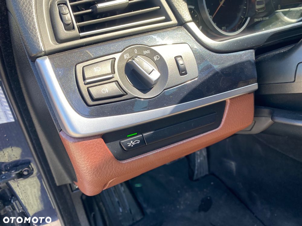 BMW Seria 5 525d xDrive - 13