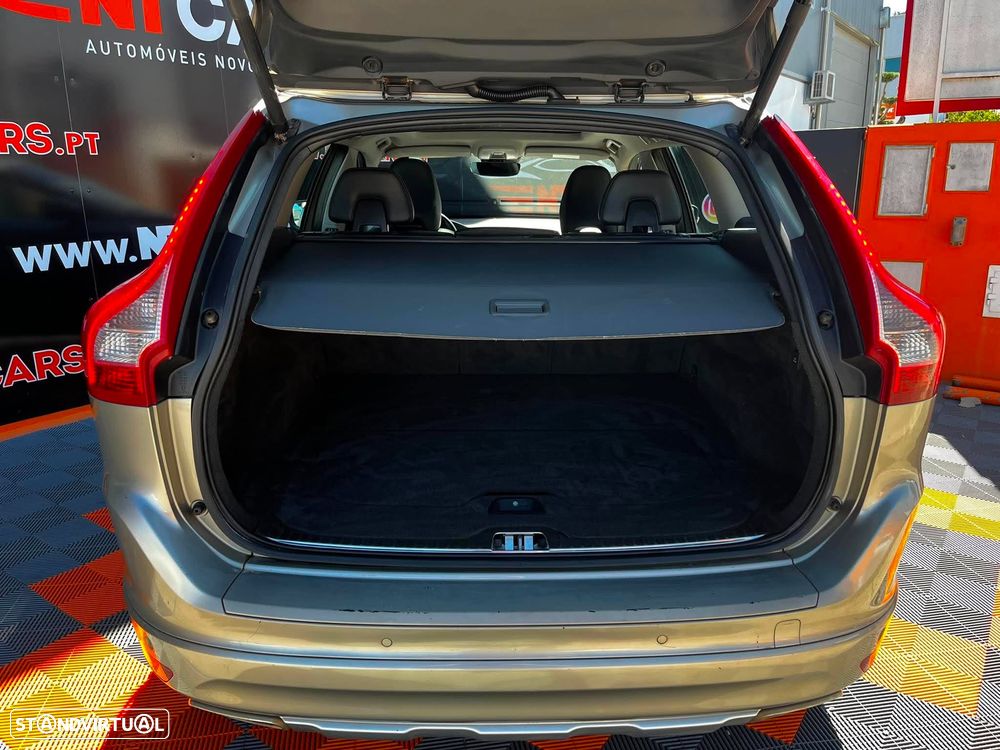 Volvo XC 60 2.0 D4 Momentum Geartronic - 23