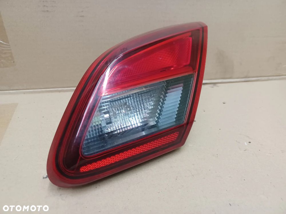 LAMPA TYLNA PRAWA W KLAPE CORSA E - 5