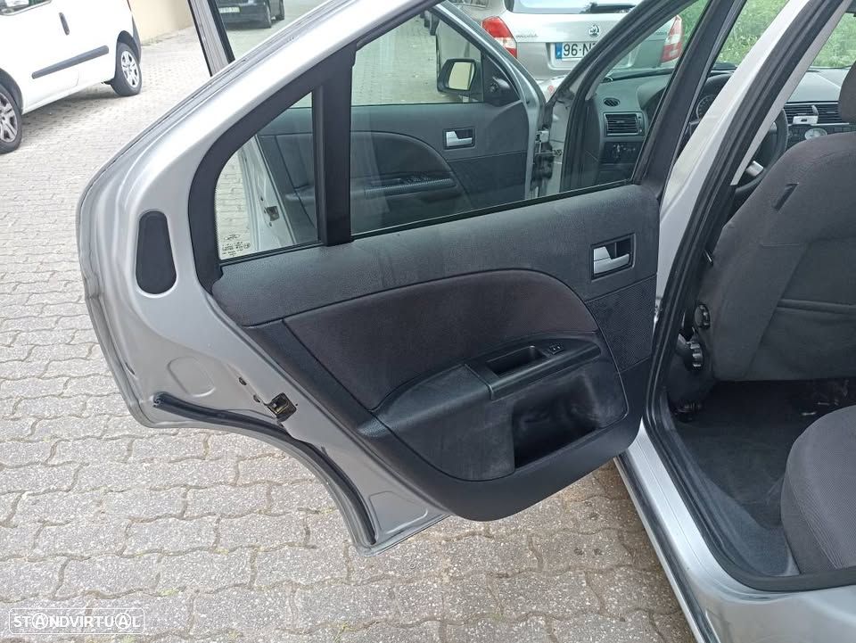 Ford Mondeo 1.8 Ghia - 10