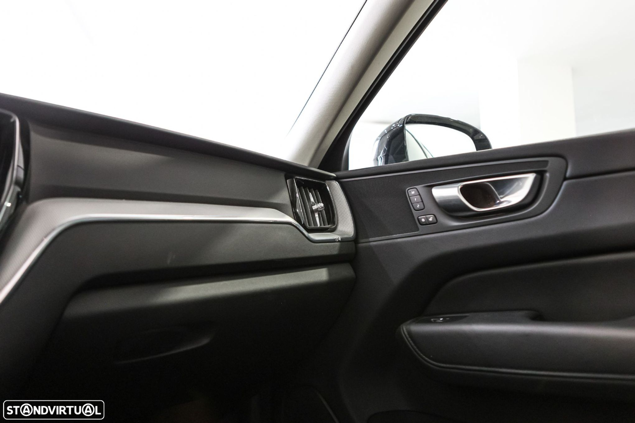 Volvo XC 60 2.0 B4 Plus Dark - 27