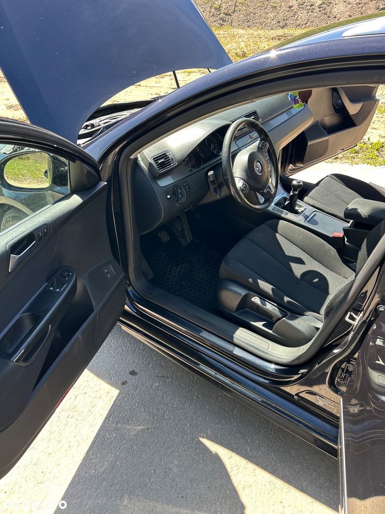 Volkswagen Passat 1.6 TDI DPF BlueMotion Technology Comfortline - 10