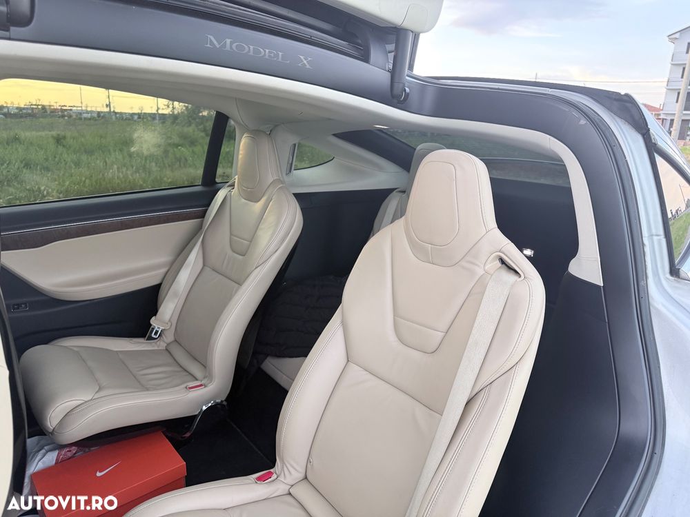 Tesla Model X - 9
