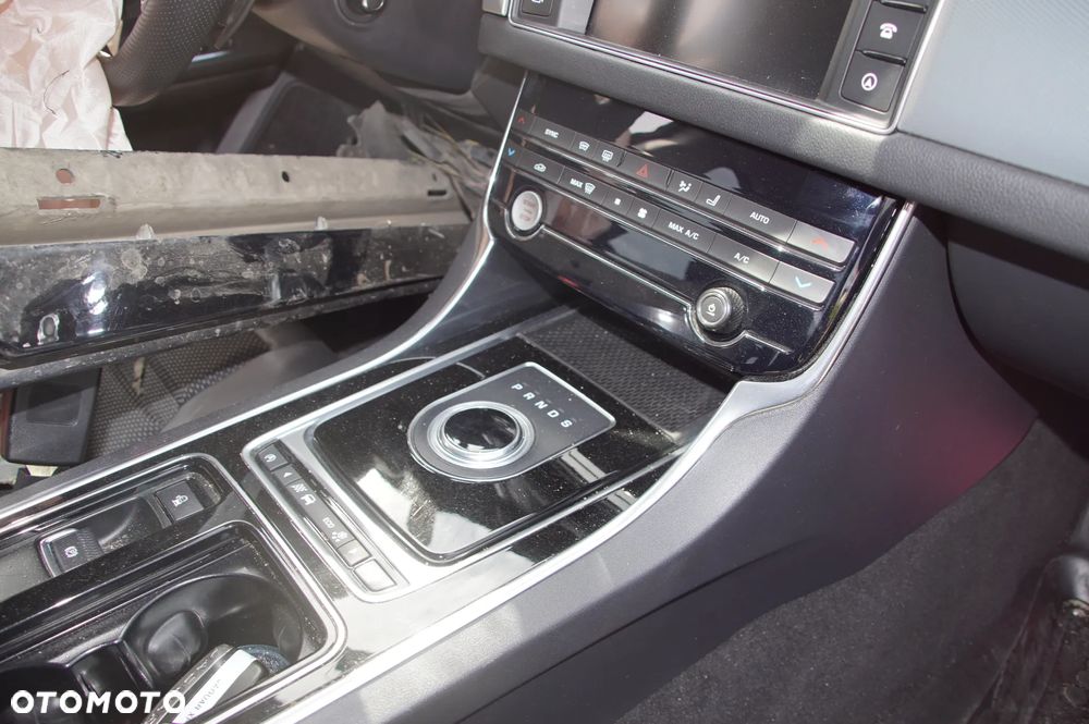 Auto na części 692106889 Jaguar XF X260 2017 2.0 d aj200 204DTA 180 km skrzynia ZF 8HP45 Santorini Black drzwi prawe błotnik lampa grill silnik skrzynia biegów klapa fotele lampy dpf  szyba lusterko deska wybierak pokrętło selektor skup aut - 30