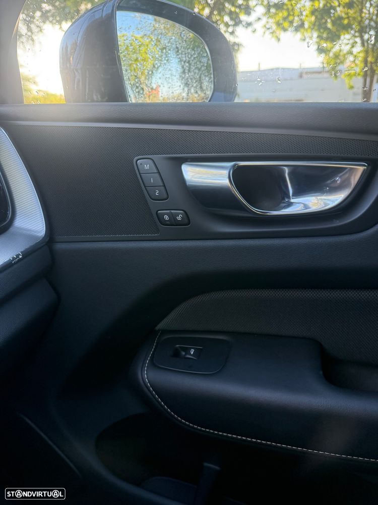 Volvo XC 60 2.0 B4 Plus Dark - 17