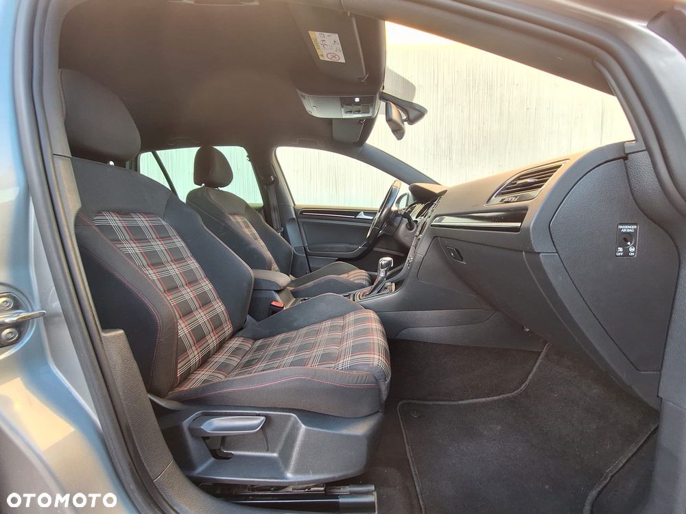 Volkswagen Golf - 2