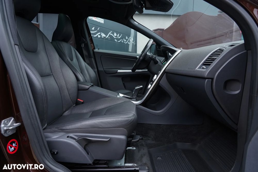 Volvo XC 60 D5 AWD Geartronic Summum - 11