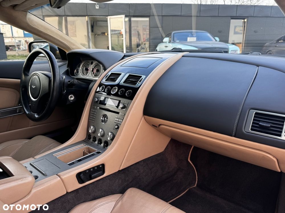 Aston Martin DB9 - 12