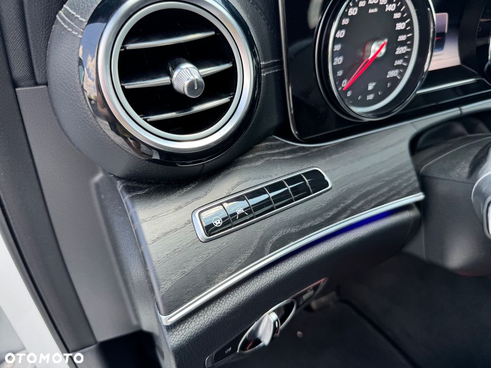 Mercedes-Benz Klasa E 200 4-Matic 9G-TRONIC - 18