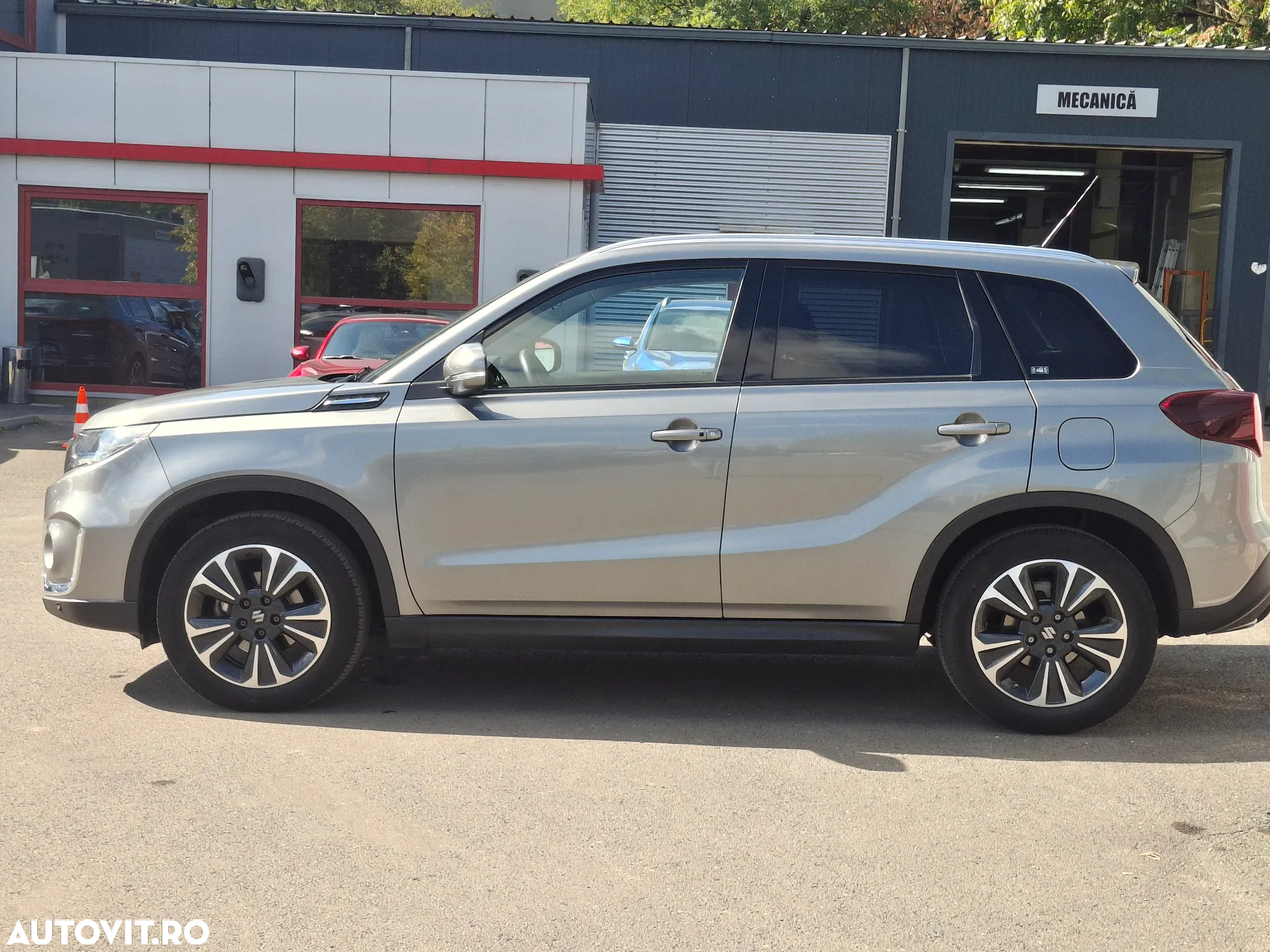 Suzuki Vitara 1.4 Boosterjet AllGrip MHEV Luxus - 2