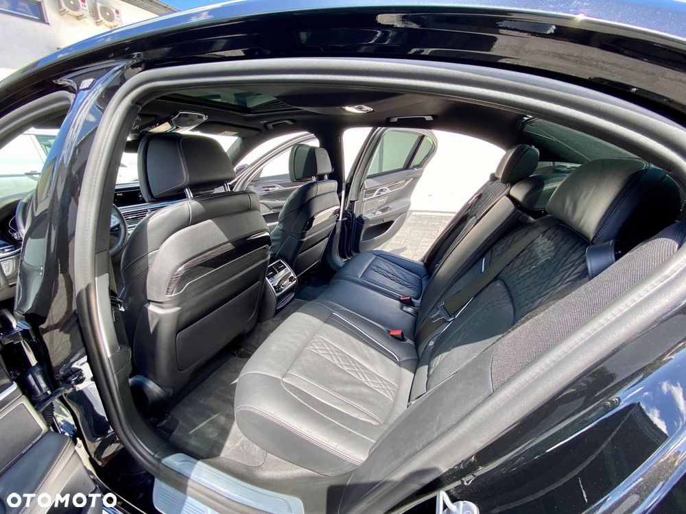 BMW Seria 7 745e sport - 22