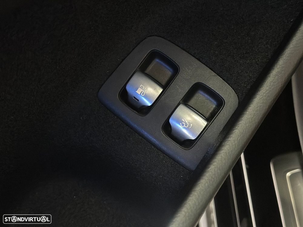 Mercedes-Benz E 300 e 4Matic - 24