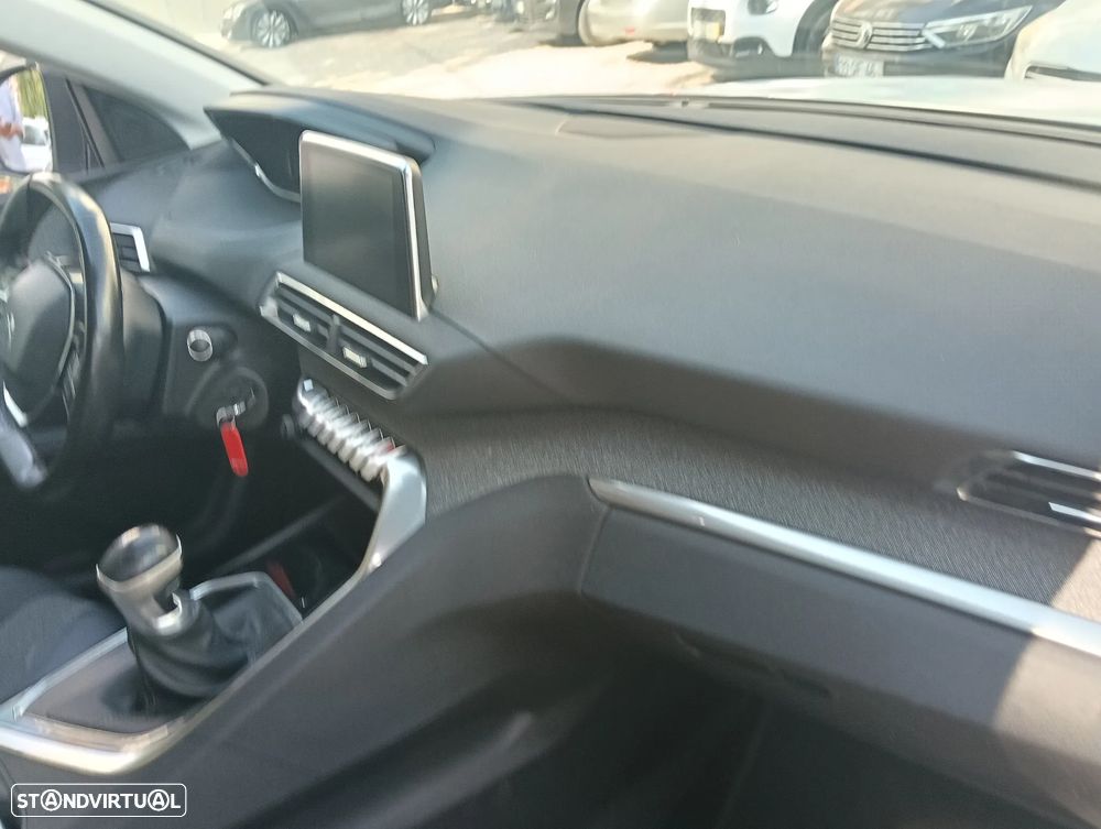 Peugeot 5008 1.5 BlueHDi GT Line J19 — fotografia 17