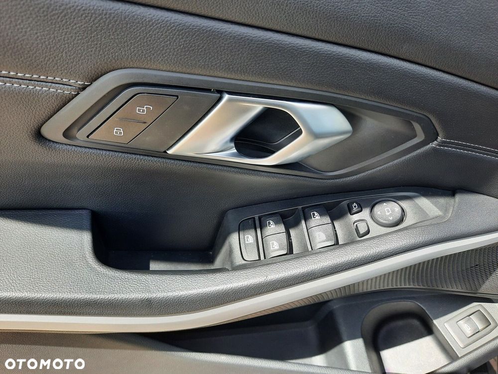 BMW Seria 3 318i Advantage - 32