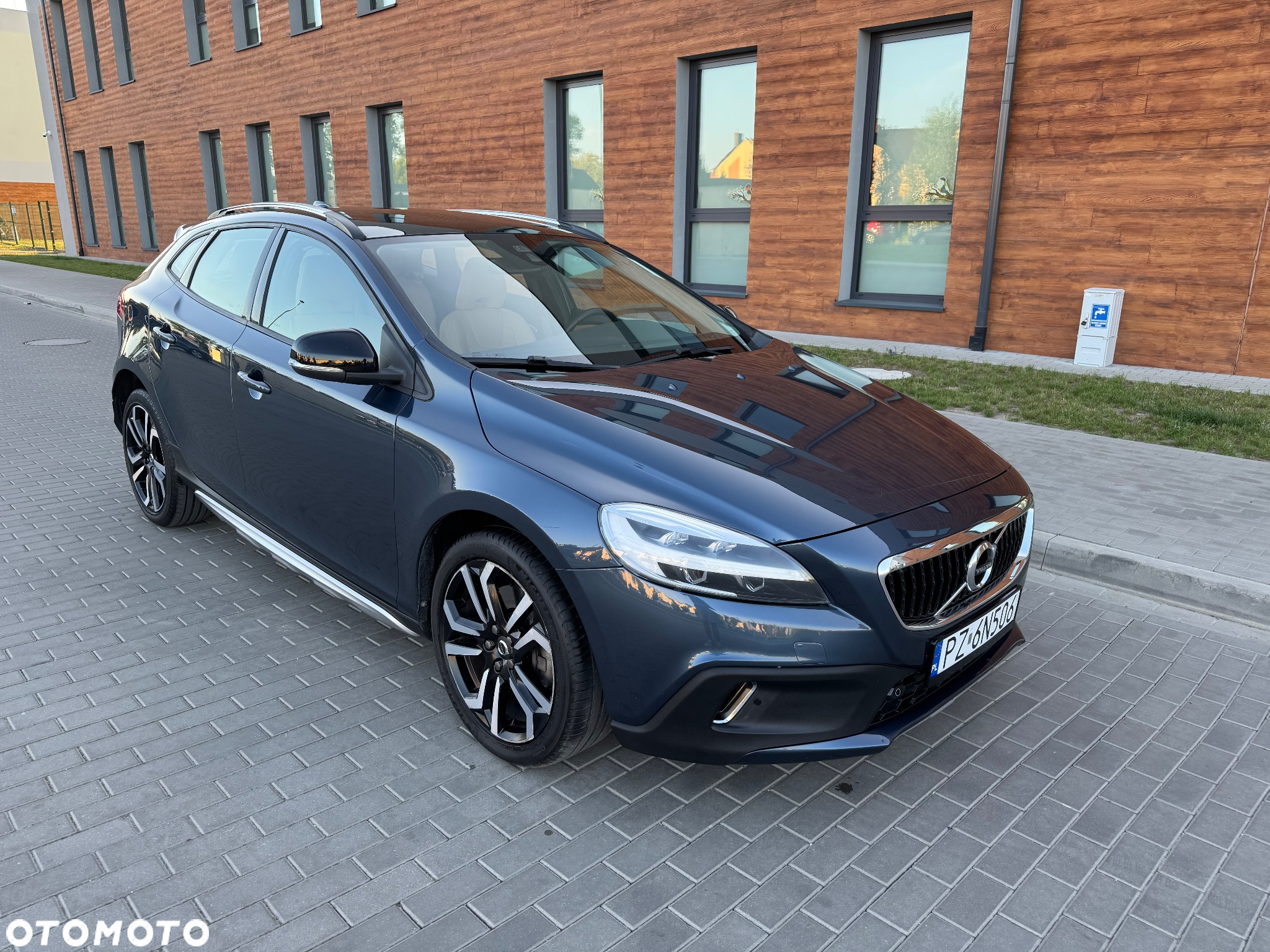 Volvo V40 Cross Country T3 Geartronic Momentum - 4