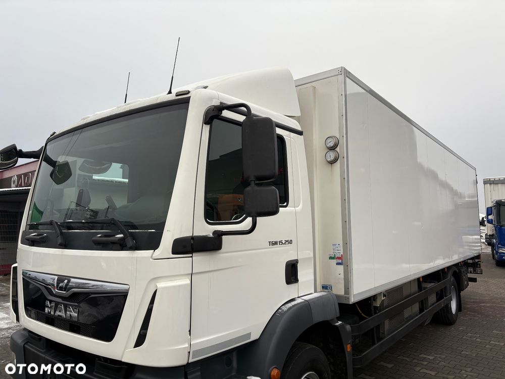 MAN TGM 15.250 / CHŁODNIA CARRIER / DZIELONA KOMORA / DMC 16.000kg / 385.000km przebiegu / WINDA / EURO 6 - 11