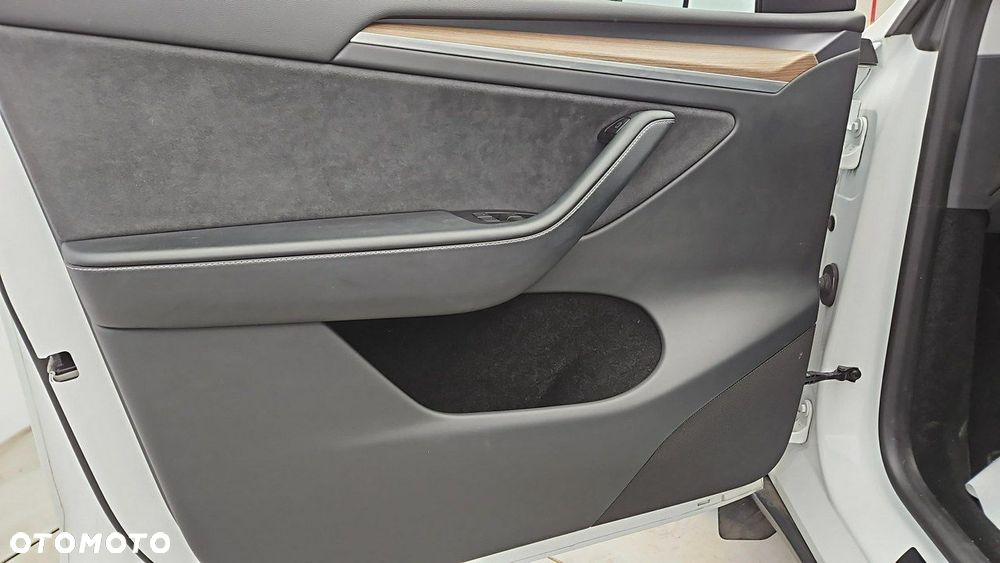 Tesla Y Long Range RWD - 10