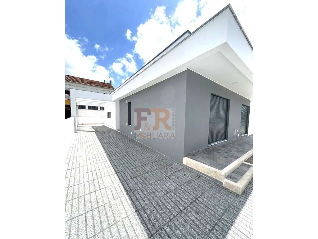 Isolada Térrea T3+1 Fernão Ferro - Grande imagem: 2/27