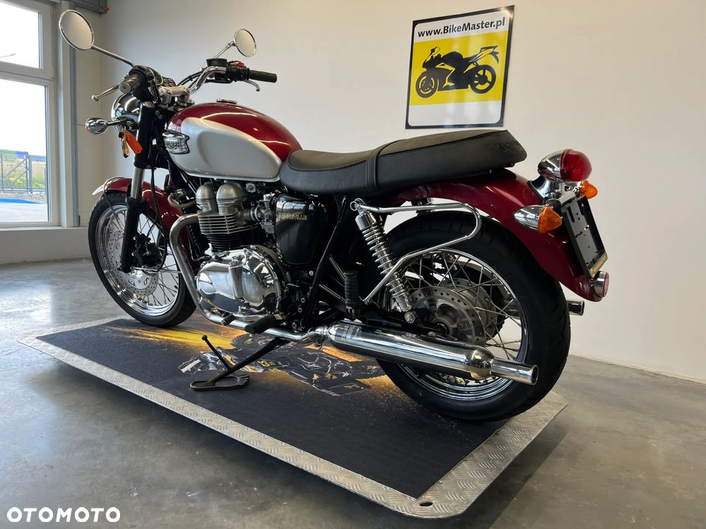 Triumph Bonneville - 4