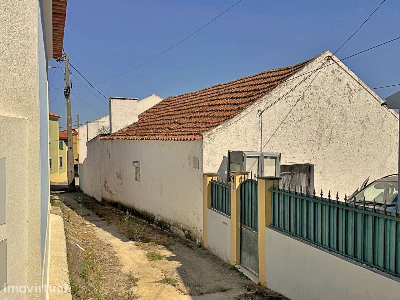 Moradia T2+1 com Pátio e Garagem para Recuperar em Casas Novas - Grande imagem: 2/24
