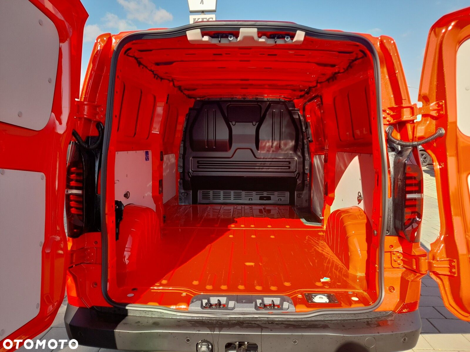 Volkswagen Transporter Furgon 2,0 l TDI 150 KM / skrzynia biegów: 6-biegowa manualna rozstaw osi: 3500 mm - 11