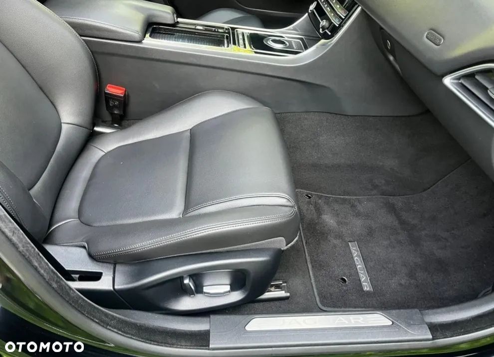 Jaguar XE 25t AWD Pure - 9