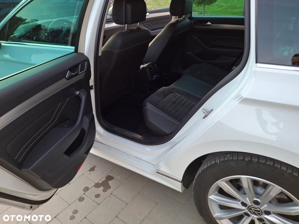 Volkswagen Passat Variant 2.0 TDI SCR DSG 4Motion Elegance - 32