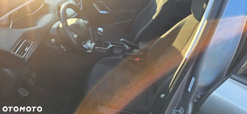 Peugeot 308 1.2 PureTech Allure S&S - 17