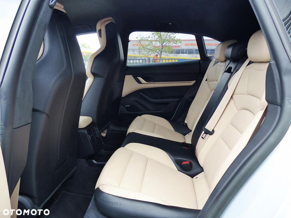 Porsche Taycan Turbo - 12