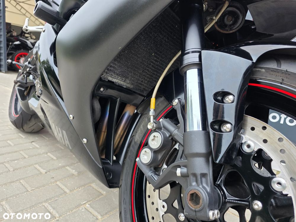 Yamaha R1 - 30