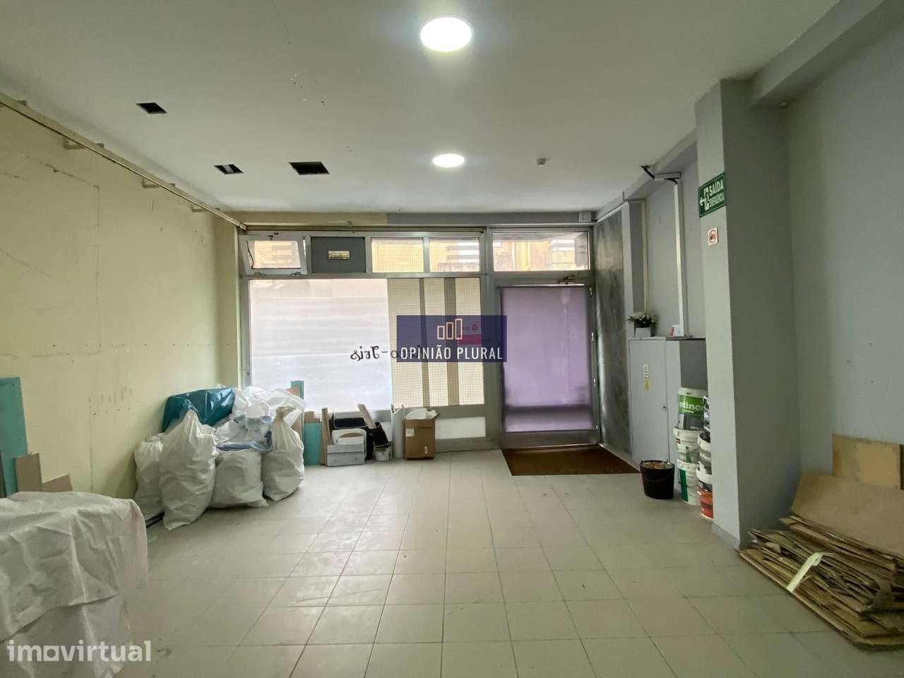 Espaço comercial com dois pisos (396m²) e múltiplos gabinetes  Ao C... - Grande imagem: 4/20
