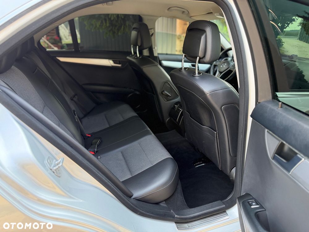 Mercedes-Benz Klasa C 180 CGI Automatik BlueEFFICIENCY Avantgarde - 16