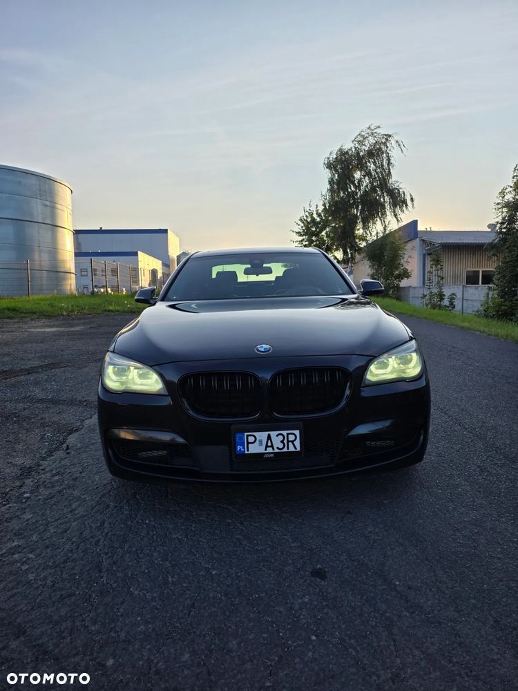 BMW Seria 7 750i - 8