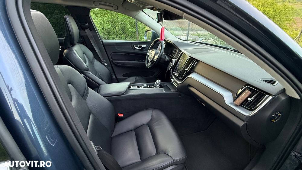 Volvo XC 60 T8 Twin Engine AWD Geartronic Momentum - 23