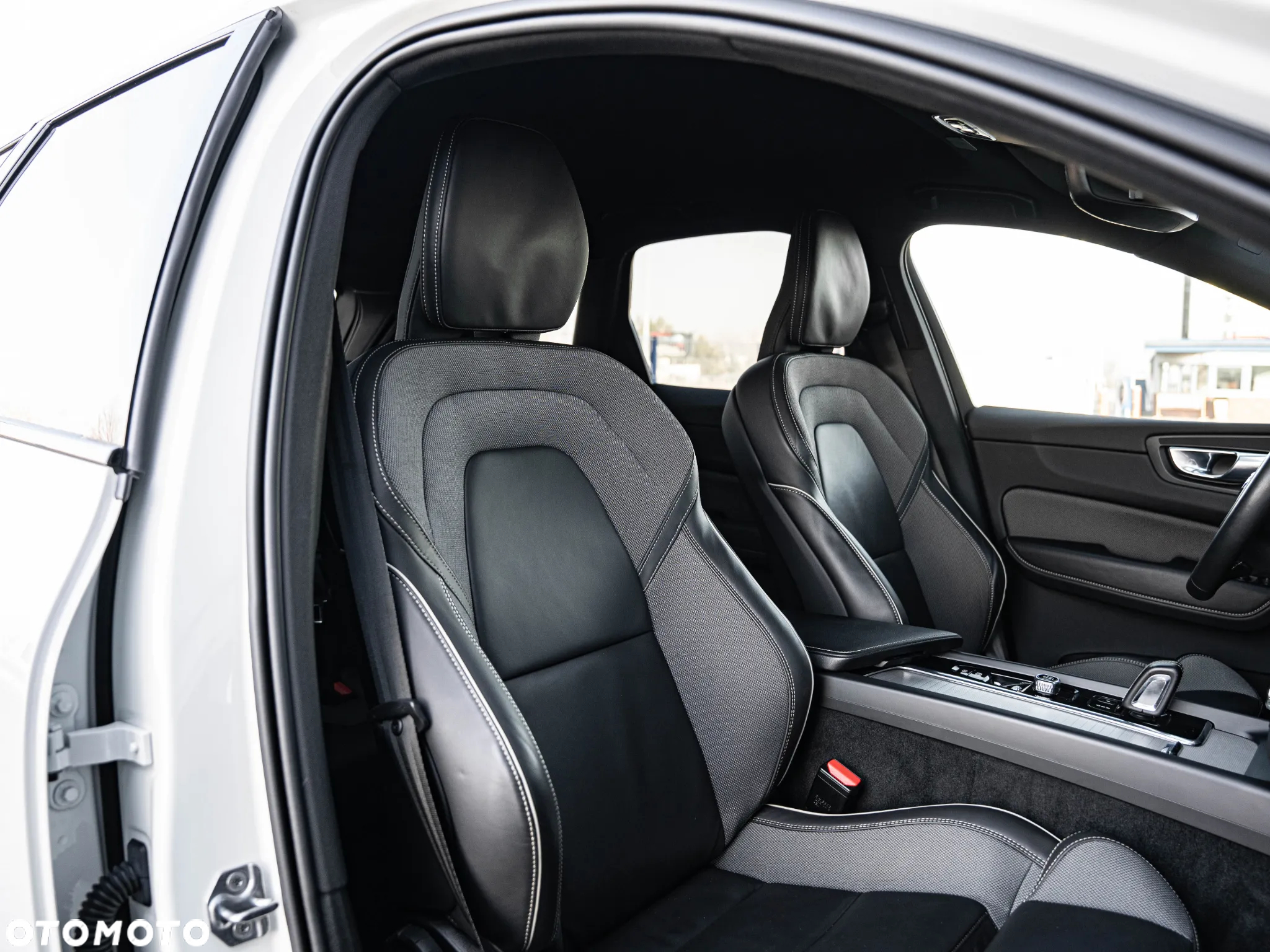 Volvo XC 60 B4 D Plus Dark - 26