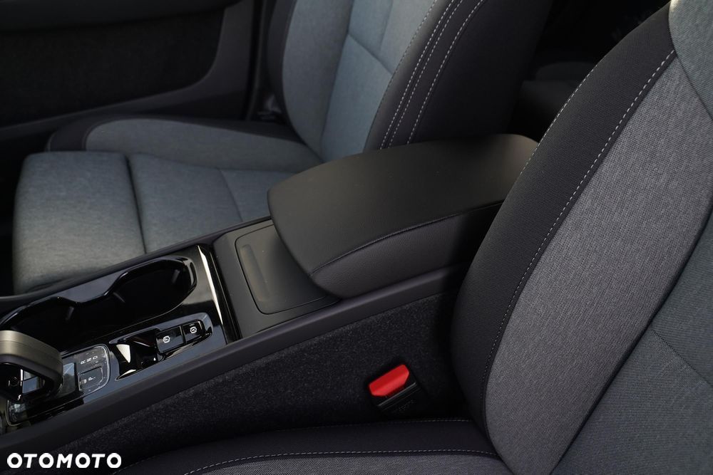 Volvo XC 40 B3 Plus Dark - 26
