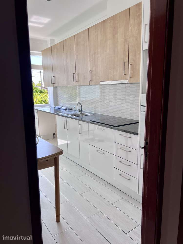 Apartamento T2 com varanda e garagem em Vila Franca - Grande imagem: 3/20