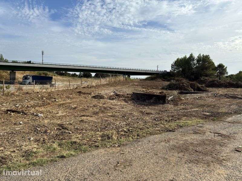 Arrenda-se terreno junto à A1 Alcanena - Grande imagem: 2/4