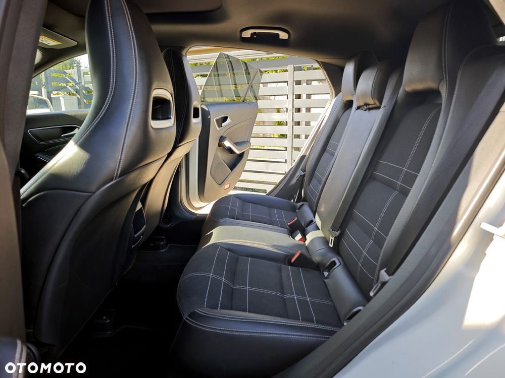 Mercedes-Benz CLA 180 7G-DCT - 25