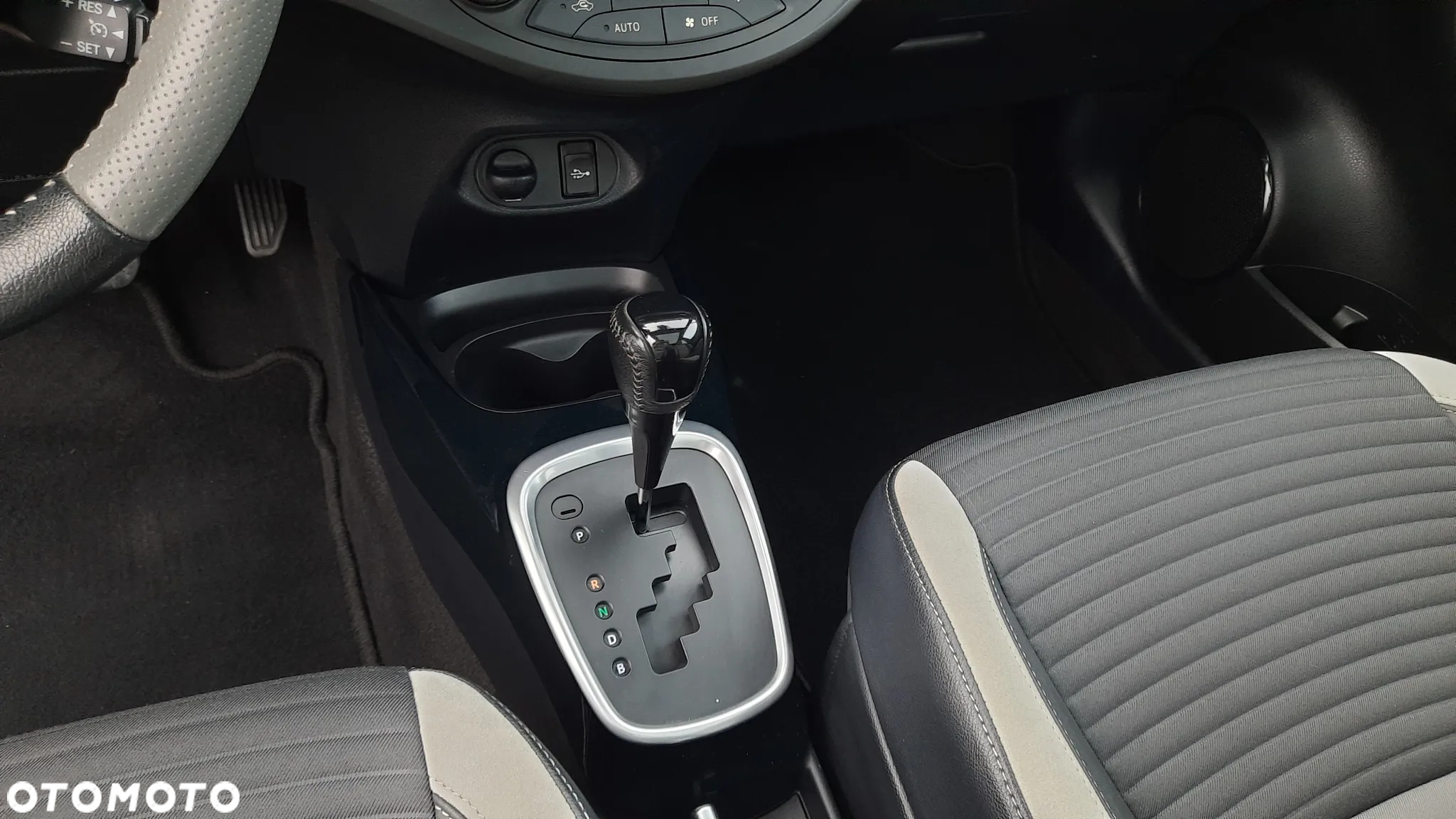 Toyota Yaris Hybrid 1.5 VVT-i Style Selection - 27