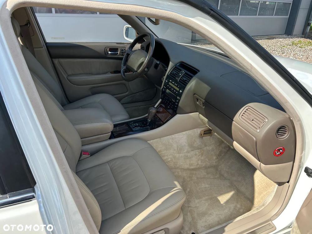 Lexus LS - 10