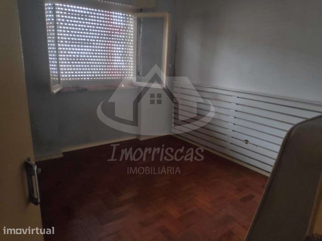 Apartamento T2 para obras totais, com logradouro, perto da estação ... - Grande imagem: 2/7